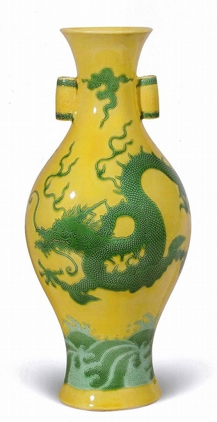 拍賣編號3028清乾隆《黃地綠釉暗刻海水雲龍紋貫耳橄欖瓶》，預估價380萬～580萬港元，成交價1,150萬港元，為「芬氲凝熠：玫茵堂暨私人珍藏中國藝術專場」第一件破千萬港元拍品。（保利香港提供）