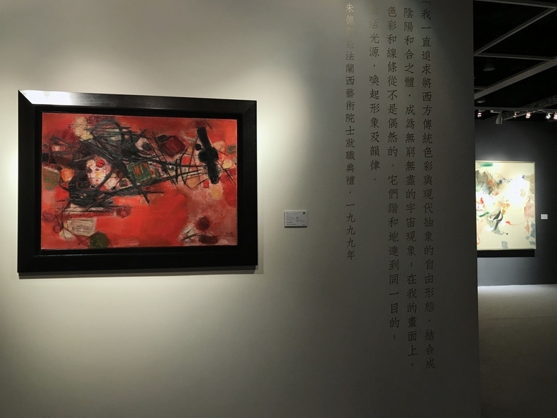 《紅肥綠瘦》是朱德群1959年早期抽象代表,以5300萬港元易主,由蘇富比現代亞洲藝術部主管張嘉珍為藏家競得,含佣6155萬港元成交。(攝影/陳意華)