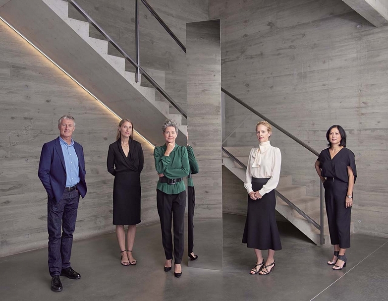 大衛．卓納（David Zwirner）與他的資深合夥人，左至右為：Hanna Schouwink、Bella Hubert、Kristine Bell與Angela Choon。（攝影：Jason Schmidt／Courtesy David Zwirner, New York London Hong Kong）