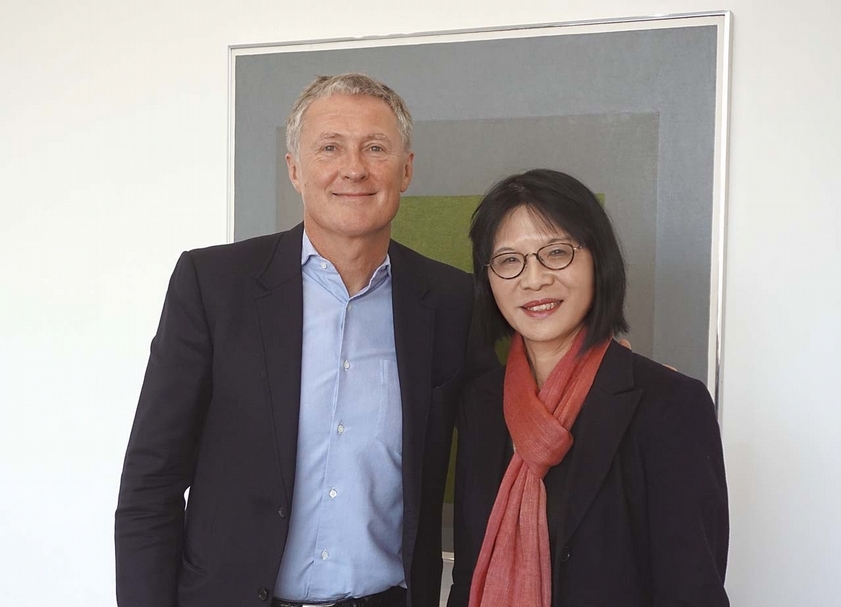 大衛．卓納（David Zwirner）與典藏藝術家庭社長簡秀枝於紐約辦公室合影。（攝影／林亞偉）