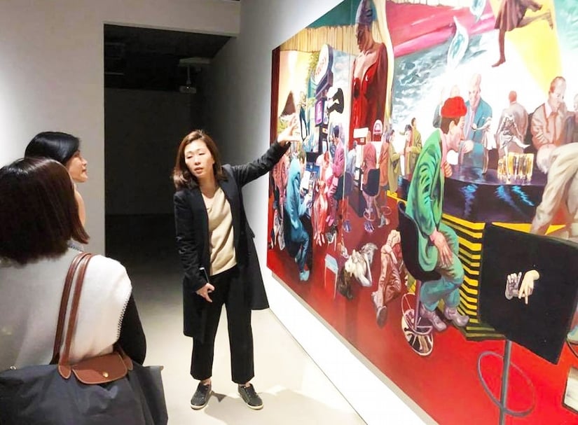 阿拉里奧畫廊（Arario Gallery）新空間首展「記得，或遺忘」（Remembering, or Forgetting）現場，展出藝術家與來賓解說作品。（簡秀枝提供）