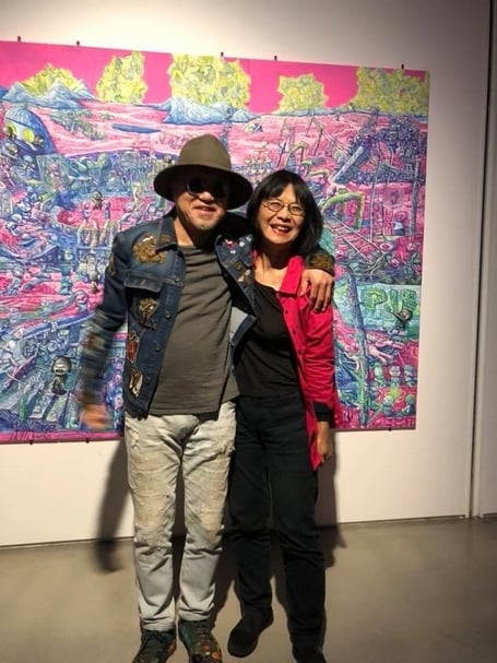 阿拉里奧集團（Arario）負責人金昌一（左）與典藏藝術家庭社長簡秀枝（右）合影。（簡秀枝提供）