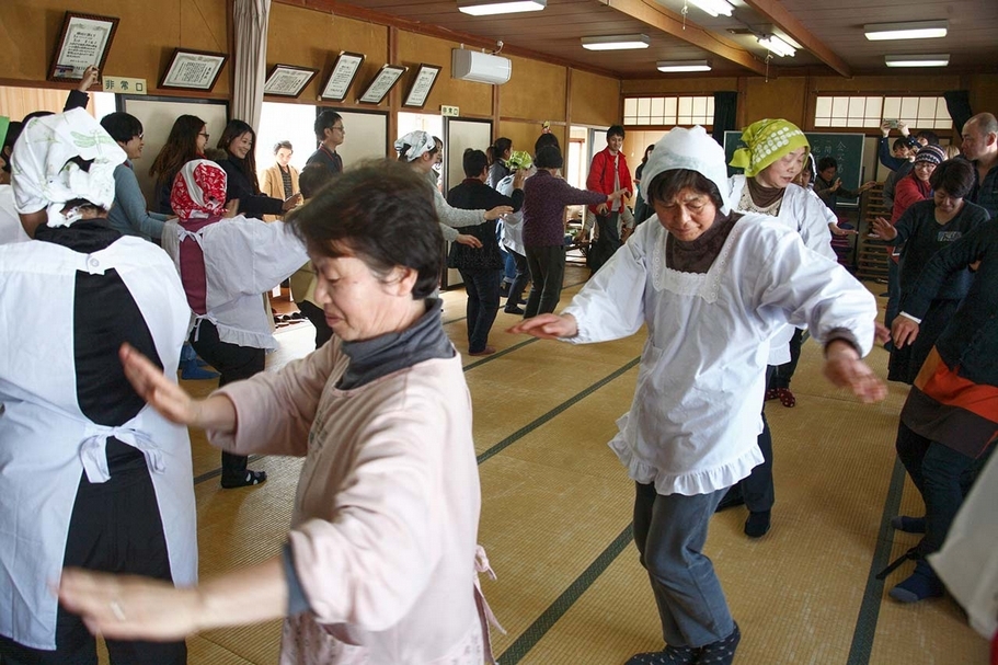 在今年「越後妻有 2018 冬」，當地的公公婆婆與遊客一起跳祭禮常見的舞蹈。（楊天帥提供）