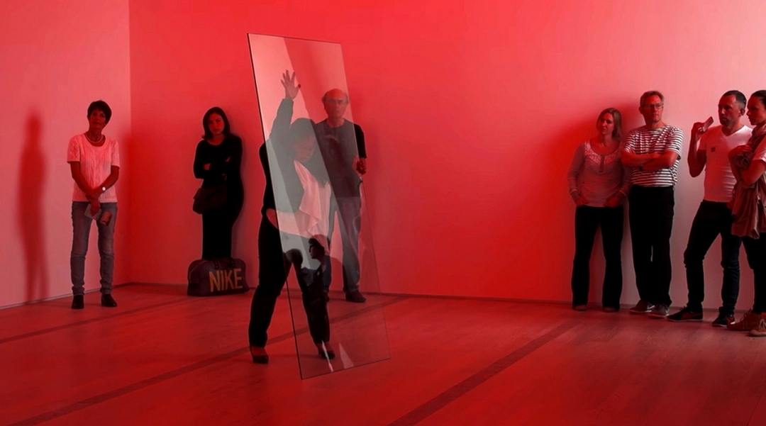 蘇若道默（Melati Suryodarmo）《我愛你》（I Love You）2014年在貝耶勒基金會（Fondation Beyeler）演出照片。（香格納畫廊提供）