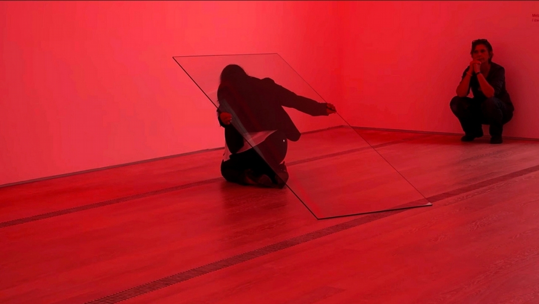 蘇若道默（Melati Suryodarmo）《我愛你》（I Love You）2014年在貝耶勒基金會（Fondation Beyeler）演出照片。（香格納畫廊提供）
