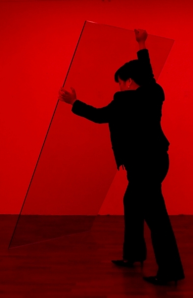 蘇若道默（Melati Suryodarmo）《我愛你》（I Love You）2014年在貝耶勒基金會（Fondation Beyeler）演出照片。（香格納畫廊提供）