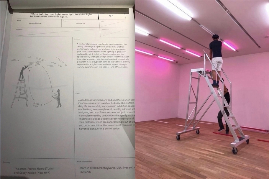 美國藝術家Jason Dodge的作品《白燈好還是粉紅燈好》 (White light to rose light, rose light to white light by hand over and over again.)。（黃彥榕提供）