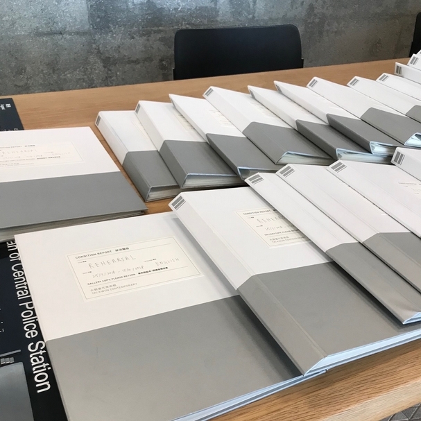 觀眾進入展覽後需領取一份名為「狀況報告」（Condition Report）的文件夾。（黃彥榕提供）