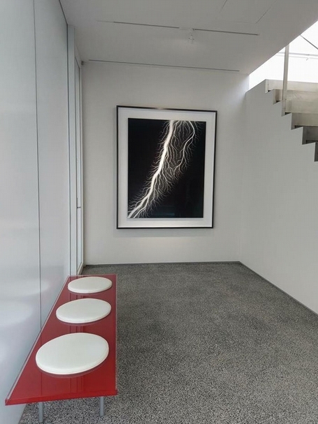 由杉本博司（Hiroshi Sugimoto）打造的「江之浦測候所」（Enoura Observatory）一景。（簡秀枝提供）
