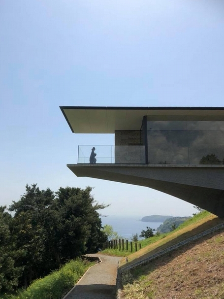由杉本博司（Hiroshi Sugimoto）打造的「江之浦測候所」（Enoura Observatory）一景。（簡秀枝提供）