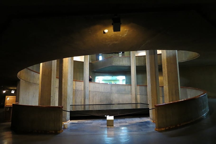 坎南（Kamran Diba）自稱受到萊特（Frank Lloyd Wright）在紐約古根漢美術館（The Solomon R. Guggenheim Museum）的設計所影響，具體呈現在內部的螺旋狀步道空間。（本刊資料室）