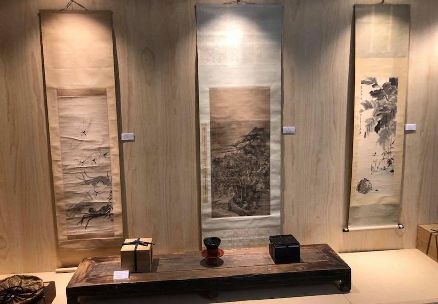 日本美協展呈於台北預展中的書畫拍品。左起：齊白石《水塘蝦蟹圖》、王蒙《水墨深山幽居圖》、張大千《高士圖》。（簡秀枝提供）