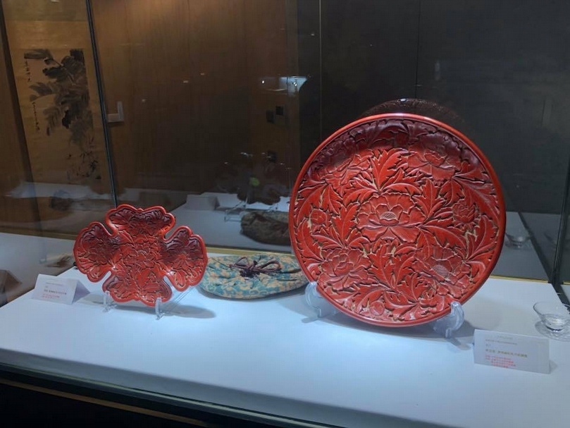 《黃地剔紅牡丹紋圓盤》於日本美協2018春季拍賣會台北預展現場。（簡秀枝提供）