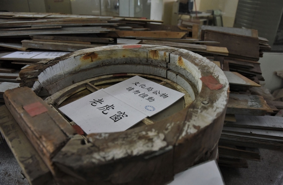 原本台北市文資委員林會承要求至少要重組四個舊的老虎窗於復原的新北投車站，如今竟然被放置在倉庫，而且比對之後可以發現工法與原始狀態不同。（蕭文杰提供）