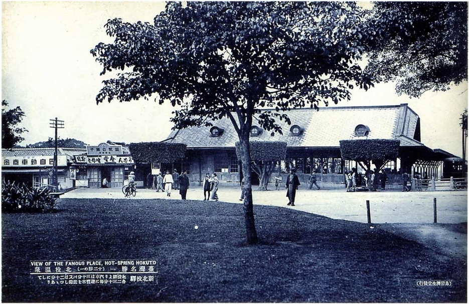1937年，新北投車站增建為正面四個老虎窗，其中最右側的第四個老虎窗與其他三個不等距。（蕭文杰提供）