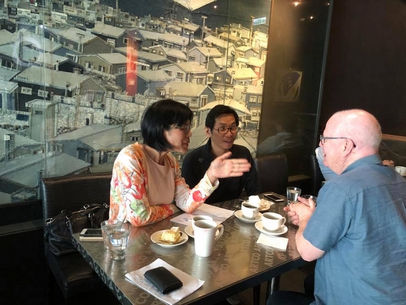 左起：典藏藝術家庭社長簡秀枝、知名策展人楊心一、康乃爾大學教授Timothy Murray。（簡秀枝提供）