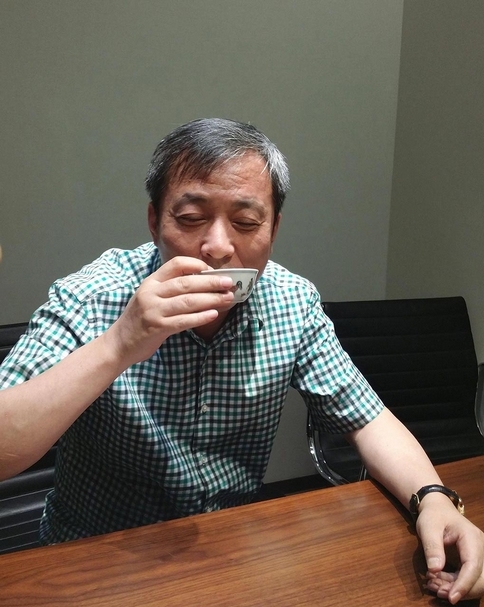 劉益謙以明成化鬥彩雞缸杯品茶，引發熱議，「任性哥」名傳大江南北。（蘇富比提供）