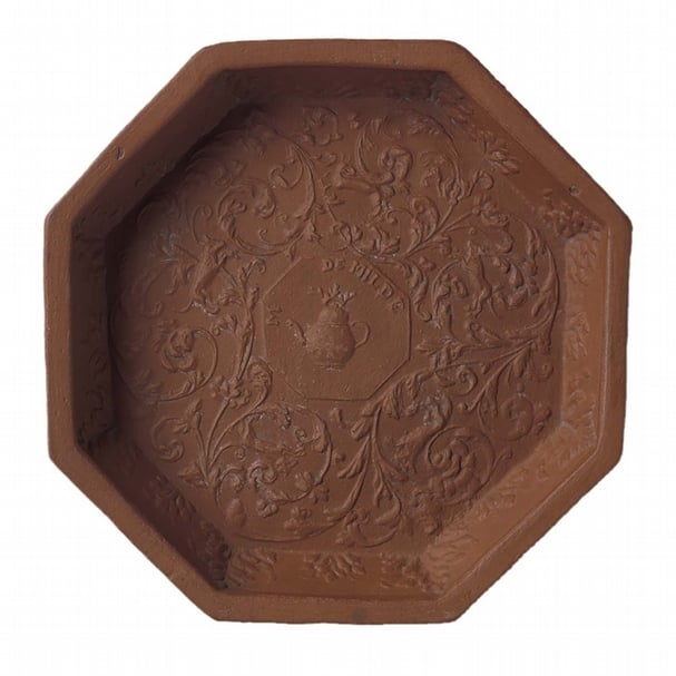 荷蘭德爾夫特17世紀末期～18世紀初期〈紅陶「米爾德」（De Milde）商標八方茶盤〉，荷蘭國家博物館藏。圖／荷蘭國家博物館。