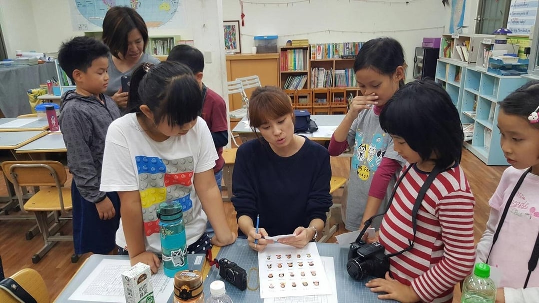 「隱藏的時間：北投在地影像採集計畫Part II」於大屯國小生態攝影社課程紀錄照片，指導老師為攝影師韓筠青。（鳳甲美術館提供）
