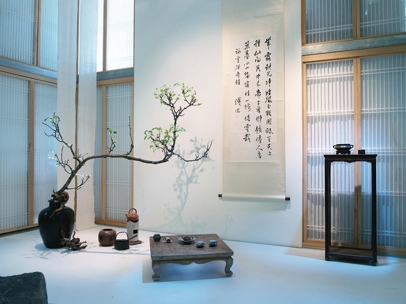 滌煩茶寮空間即景。宋人四般閒事:點茶、焚香、插花、掛畫,加以明代文人生活情調。(滌煩茶寮提供)