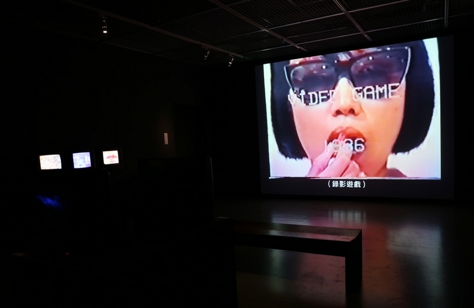 「不只是歷史文件：港台錄像對話1980-90s」展覽現場中榮念曾1986年的作品《錄影遊戲》。（攝影／盧穎珊，TIDF提供）