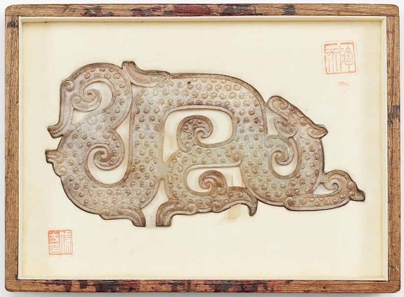 春秋戰國《玉龍形佩》，長18.5公分，來源：鐮倉古玉藏家舊藏，陶齋舊藏端方印，紅木收藏盒。（日本美協拍賣提供）