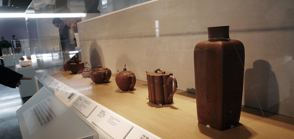 荷蘭國家博物館首次與台灣合作，是展展出之紫砂壺作品件件精品，現場討論熱烈。攝影／王怡文。