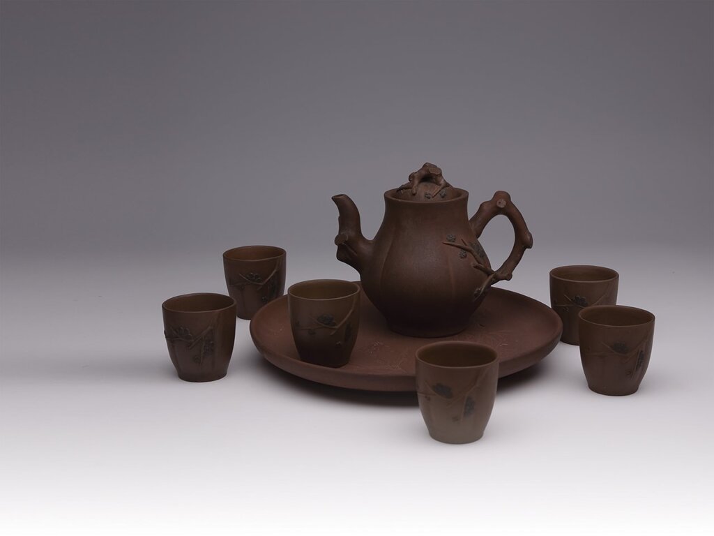 臺灣鶯歌林根成1953年〈梅椿茶具組〉，新北市立鶯歌陶瓷博物館藏。