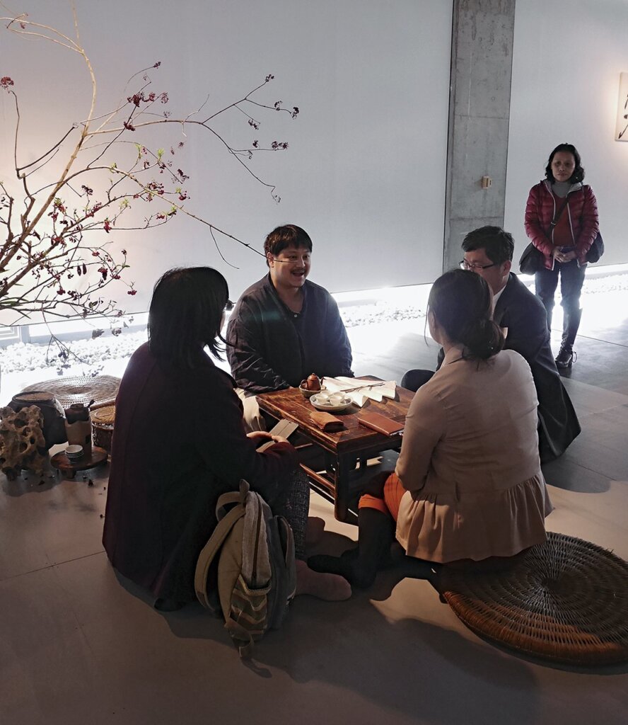 開幕當天更邀請茶人現場泡茶，邀請觀展者入席品茗。攝影／王怡文。