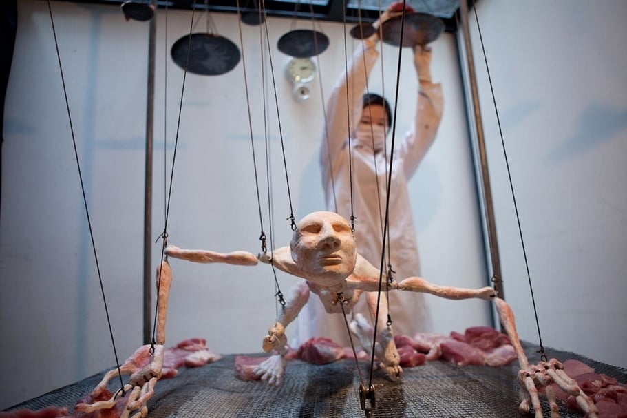 2010年「超親密小戲節」中無獨有偶劇團編導鄭嘉音的作品《肌構》演出現場。（飛人集社劇團提供）