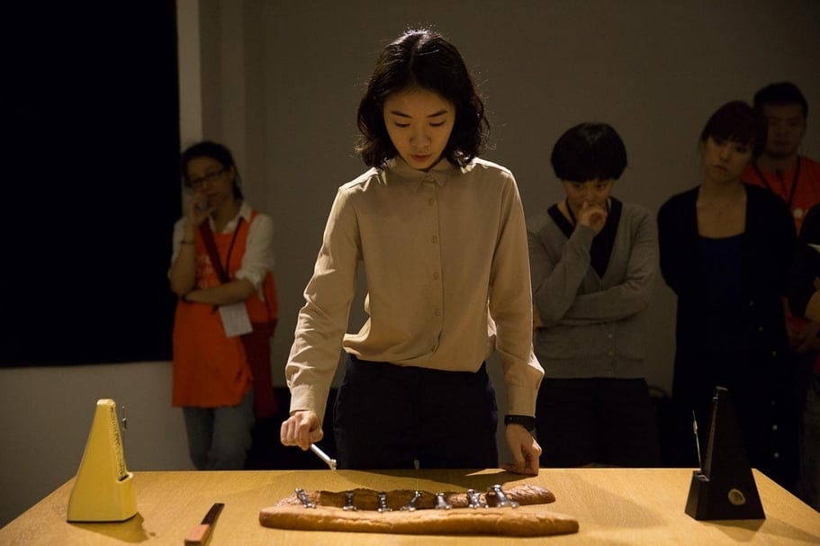 2014年「超親密小戲節」中章芷珩的《餘燼》演出現場。（飛人集社劇團提供）