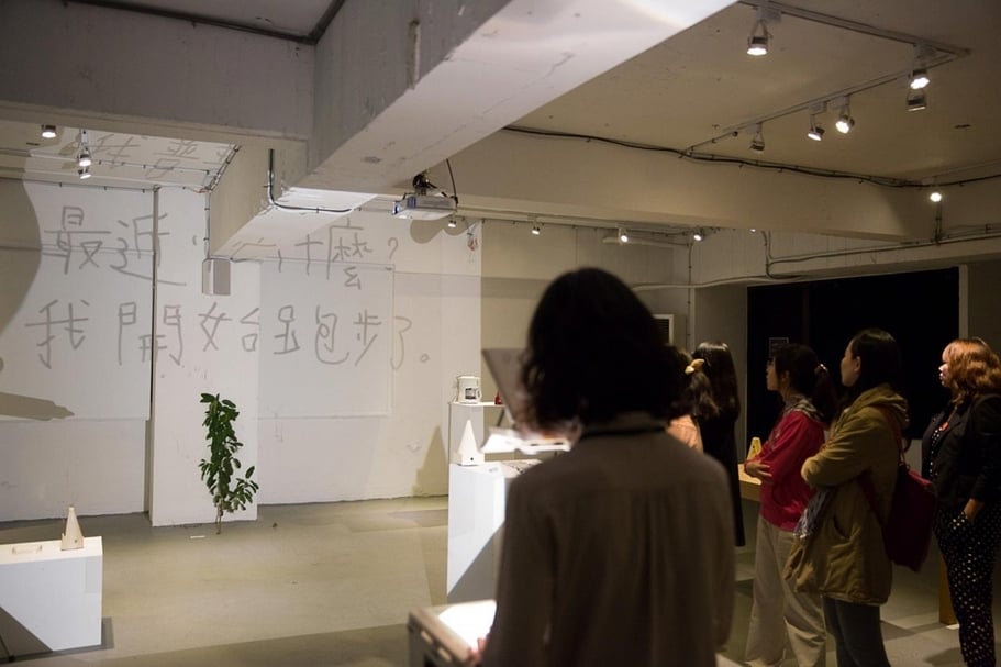 2014年「超親密小戲節」中章芷珩的《餘燼》演出現場。（飛人集社劇團提供）
