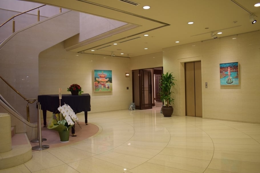 駐日代表官邸大廳一景，展出孫培懋的「遊園須知」。