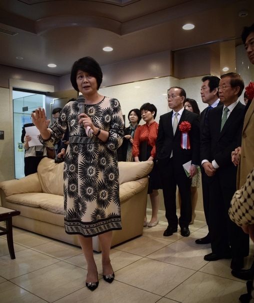 策劃人林曼麗為在場貴賓進行展覽及作品解說。
