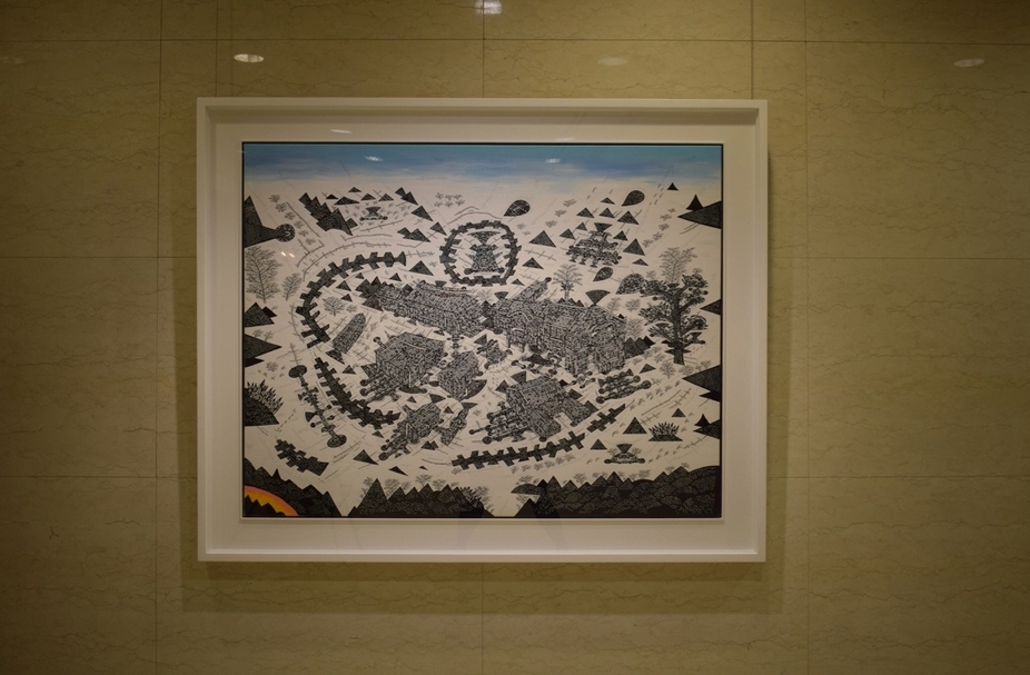 駐日代表官邸大廳一景，展出林書楷「陽台城市文明」系列。