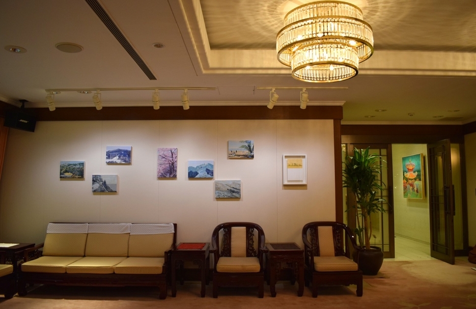 駐日代表官邸宴會廳一景，展出許聖泓的「三川州」系列。