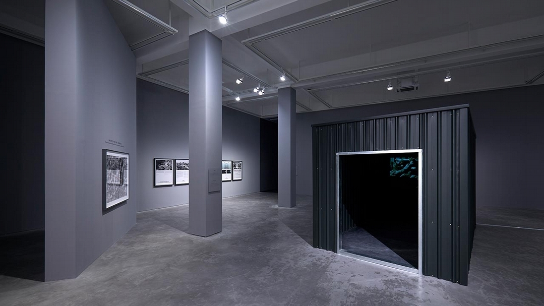 2017年陳界仁於長征空間的「中空之地」展覽現場，《推移者》影像裝置。（攝影／陳又維，長征空間提供）