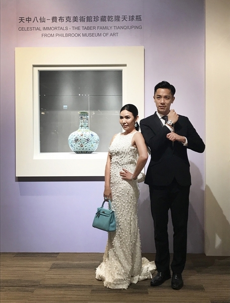 台北預展現場，京倫文教基金會執行長胡白玫與男模楊皓崴穿戴奢華珠寶、腕錶，極為吸睛。（攝影／楊椀茹）