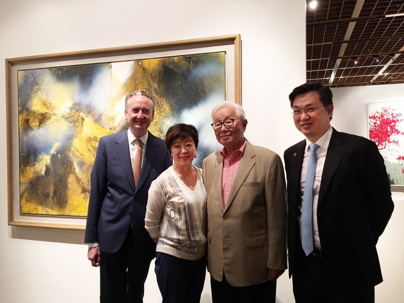佳士得香港春拍期間將舉辦「積愛成福」慈善專拍，拍賣張淑芬畫作，所得將捐贈給香港救助兒童會。左起：佳士得亞洲藝術部主席兼亞洲區副主席石俊生（Jonathan Stone）、台積電董事長張忠謀張淑芬伉儷與張丁元合照。（攝影／林亞偉）