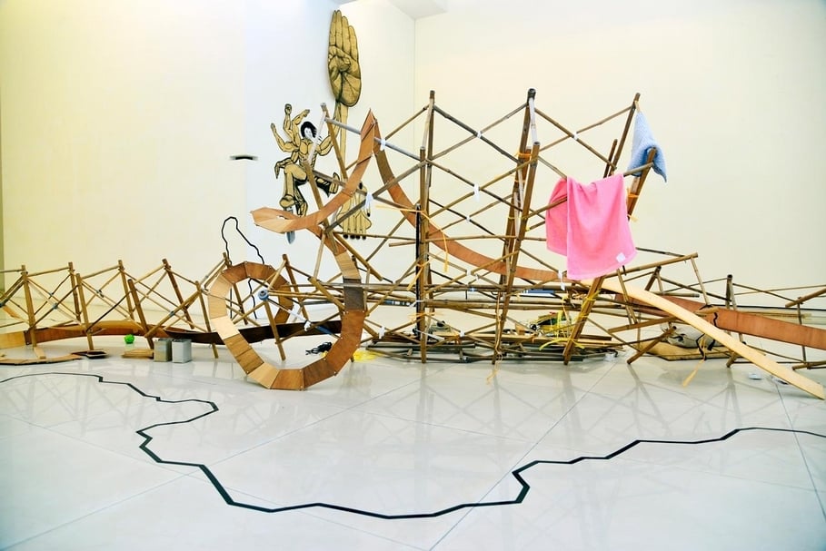 方偉文，《膠帶共和國》（局部），複合媒材，2016，發表於台南東門美術館。（攝影／謝宏明）