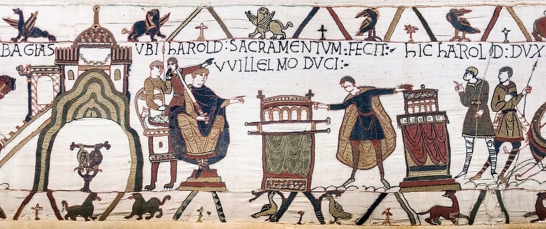 貝葉掛毯(Bayeux Tapestry),創作於11世紀,長70公尺,寬0.5公尺,而現今只存62公尺。掛毯上共出現623個人物、55隻狗、202隻戰馬、49棵樹、41艘船、超過500隻鳥和龍等生物,以及約2,000個拉丁文字,描述了整個黑斯廷斯戰役的前後過程。(© Myrabella)