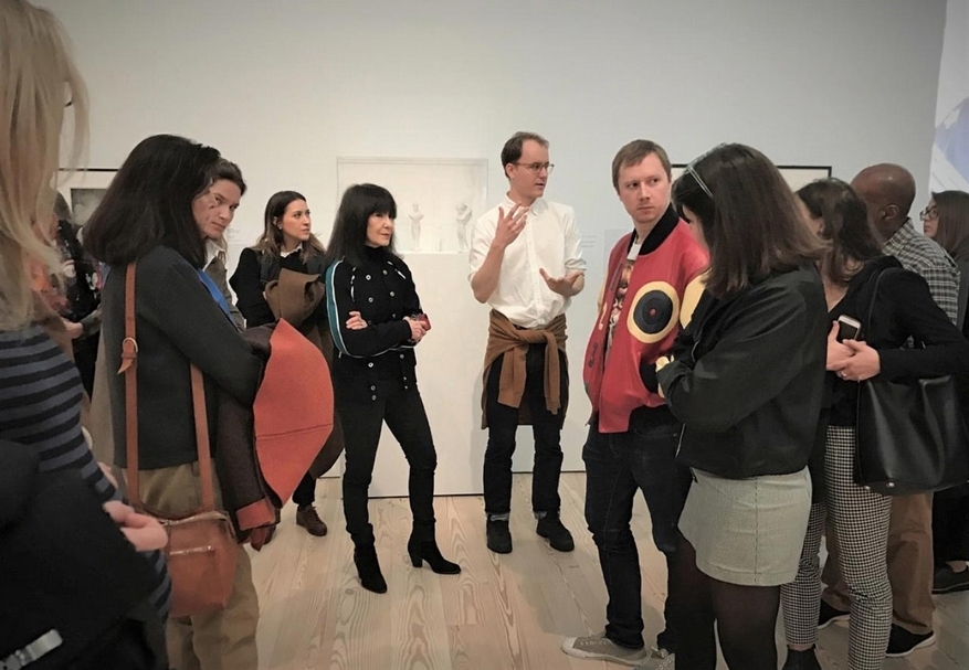尼克.莫斯(Nick Mauss)為Performa團隊導覽其個展。(Performa提供)