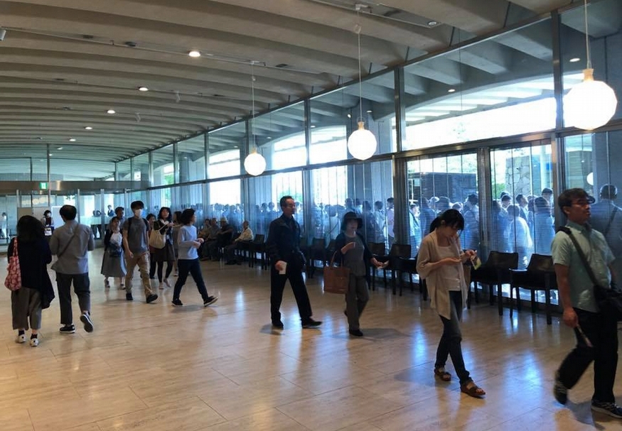日本東京國立近代美術館舉行的「誕辰150周年橫山大觀展」，即將於本周日（27日）落幕，欲觀賞其作的觀眾於館外大排長龍。（簡秀枝提供）