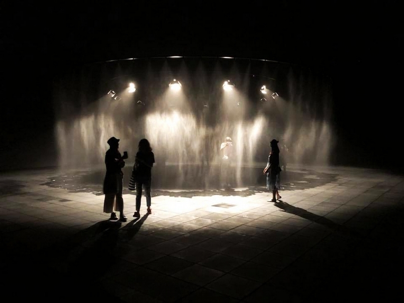 奧拉維爾．埃利亞松（Olafur Eliasson）作品《聚合彩虹》（Rainbow Assembly）。（簡秀枝提供）