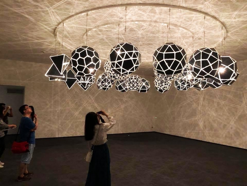 奧拉維爾．埃利亞松（Olafur Eliasson）作品《聲音銀河》（Your Sound Galaxy）。（簡秀枝提供）
