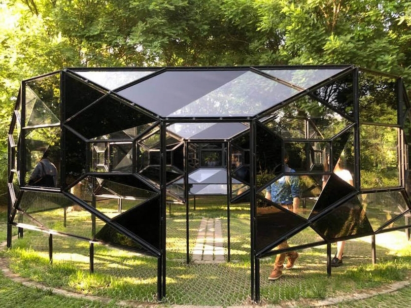 奧拉維爾．埃利亞松（Olafur Eliasson）作品《盲亭》（The Blind Pavilion）。（簡秀枝提供）