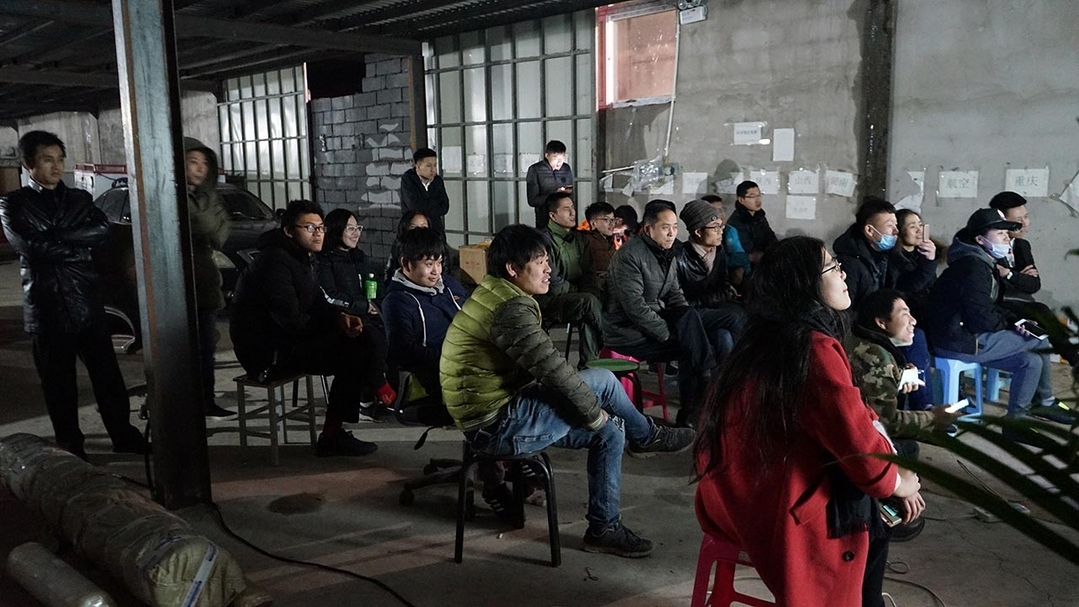 新工人影像小組過往在快遞公司倉庫的放映。（現代汽車文化中心和策展人提供）