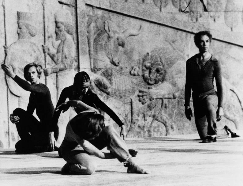 「設拉子-波斯波利斯藝術節」(Shiraz-Persepolis Arts Festival),格拉斯.鄧恩(Douglas Dunn,左)、嘉露蓮.布朗(Carolyn Brown,後)和梅爾斯.坎寧安(Merce Cunningham,最右)。 (Cunningham Dance Foundation提供)