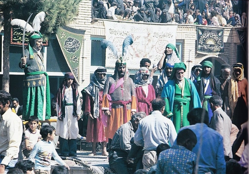 1975年「設拉子-波斯波利斯藝術節」(Shiraz-Persepolis Arts Festival)演出現場。(來源:Veröffentlichung des Büros Ihrer Hoheit (Farah Pahlavi) , Safarnameh Shahbanu, 1354 (1975). S. 398)