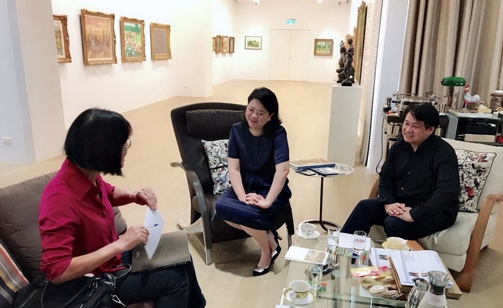 左起：典藏藝術家庭社長簡秀枝、尊彩藝術中心總經理陳菁螢、董事長余彥良。（簡秀枝提供）